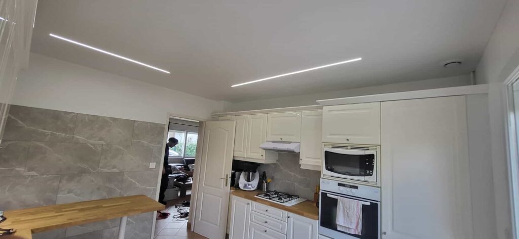 ‌Réalisation d’un plafond tendu blanc satin dans une cuisine.