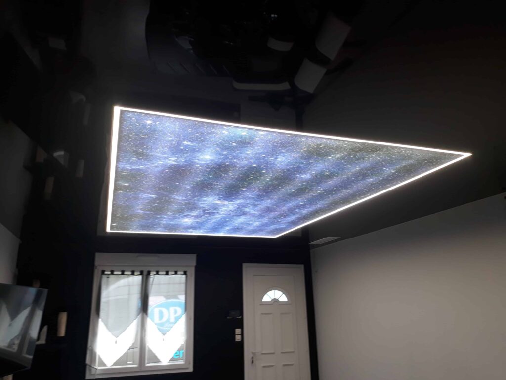 Réalisation d’un plafond rétro éclairé avec une image de la galaxie