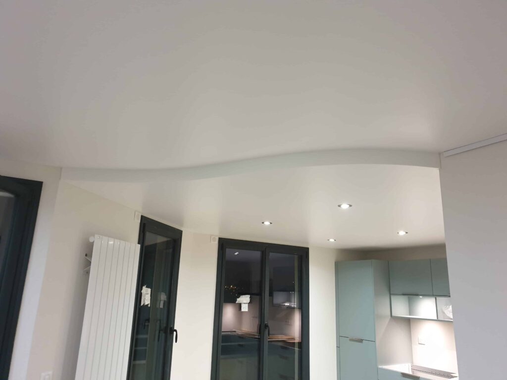 ‌Réalisation d’un plafond blanc satin dans un salon cuisine.