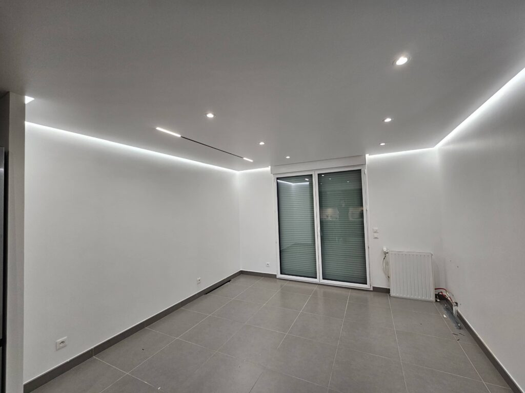 Réalisation d’un plafond tendu dans un salon, cuisine et entré à Maison Alfort