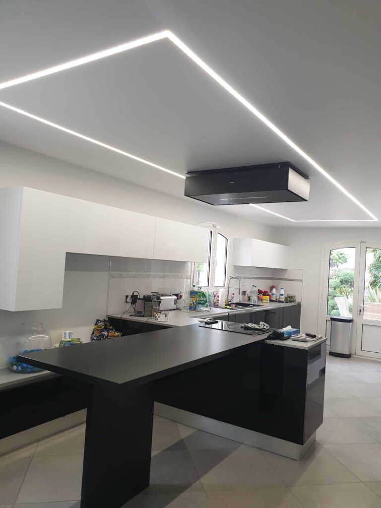 Réalisation d’un plafond tendu blanc satin avec intégration d’une hotte