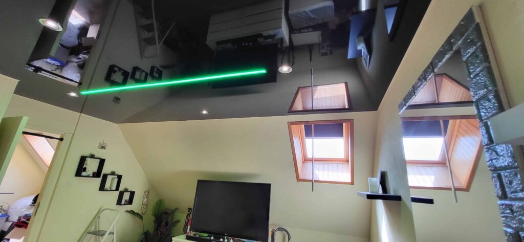Plafond noir laqué dans une chambre avec installation de plusieurs spot et d’un ruban led.