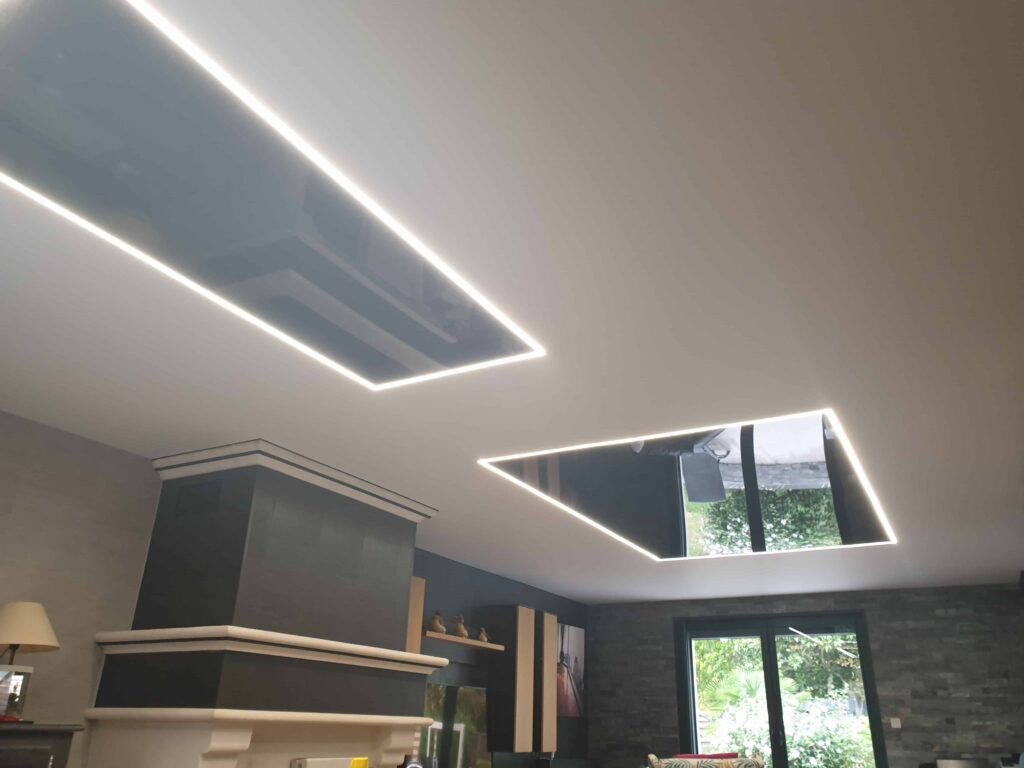 Plafond tendu dans Cuisine blanc satin avec bandes led