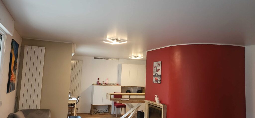 Réalisation d’un plafond tendu blanc satin dans un salon/salle à manger.