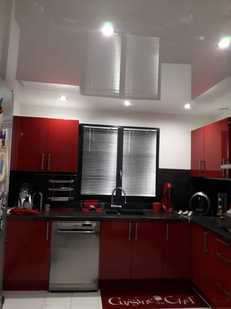 Réalisation d’un plafond blanc laquée dans une cuisine