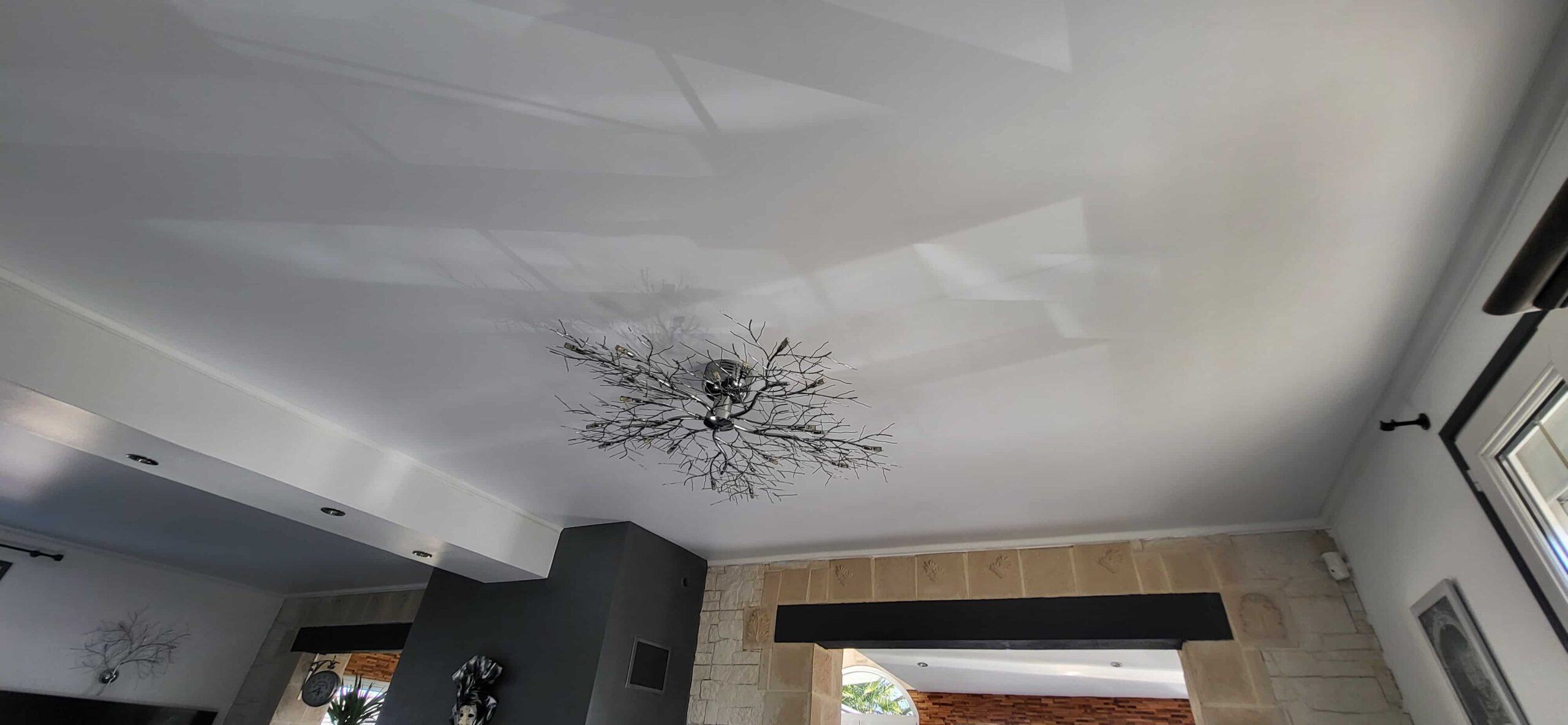 Pourquoi choisir un plafond tendu ? Découvrez ses avantages incomparables