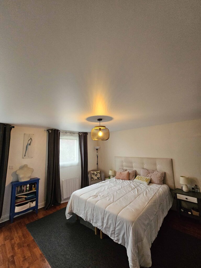 Réalisation d’un plafond tendu dans une chambre à Limeille-brévane