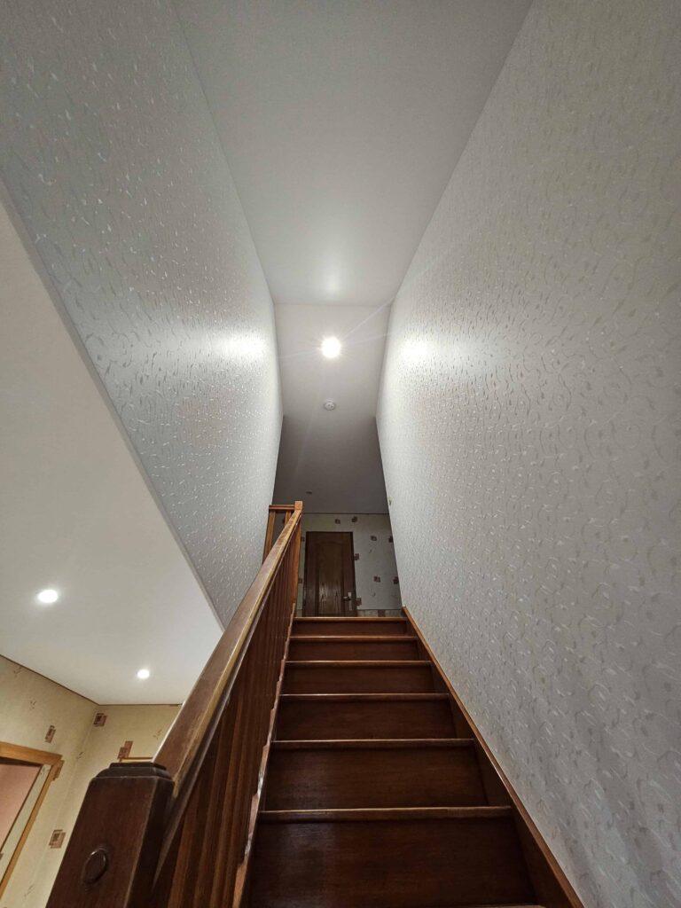 Rénovation d’une cage d’escalier avec décor moderne
