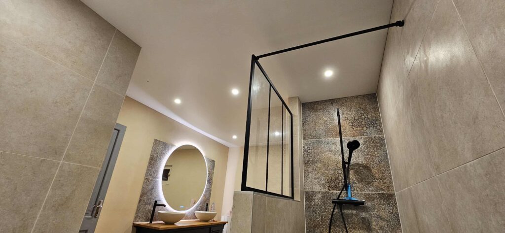 Installation Spots dans Salle de bain moderne refaite à neuf