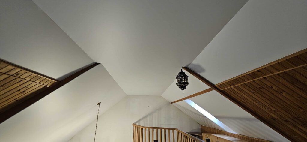 Habillage sous pente moderne et lumineux